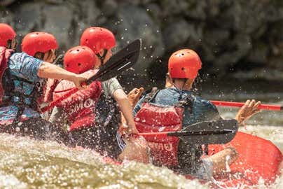 Desfrutando da atividade de rafting