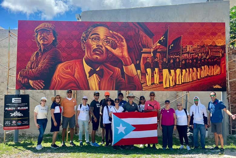 Uma foto em frente a um mural de Ponce