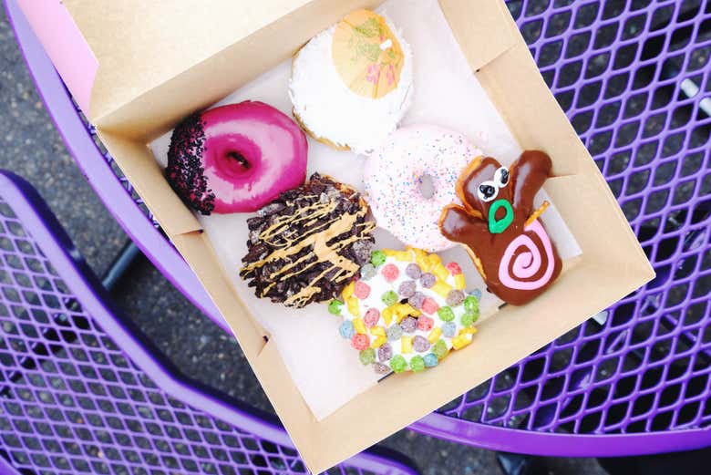 Una scatola piena di donuts