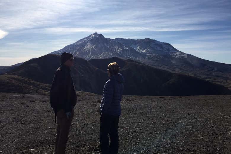 Dos personas conociendo el Monte Santa Helena