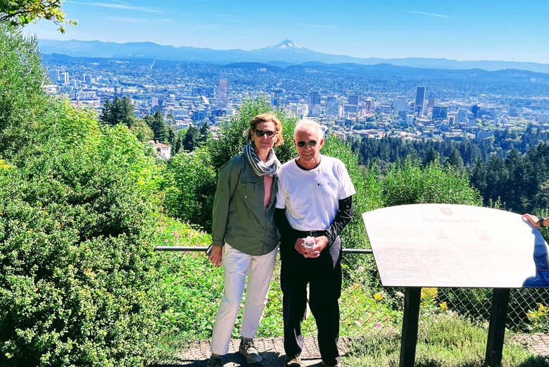 Una coppia in posa in uno dei belvederi di Portland