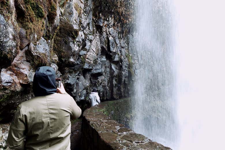Paseando bajo las cascadas
