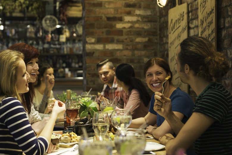 Gruppo di amici gustando la gastronomia di Portland