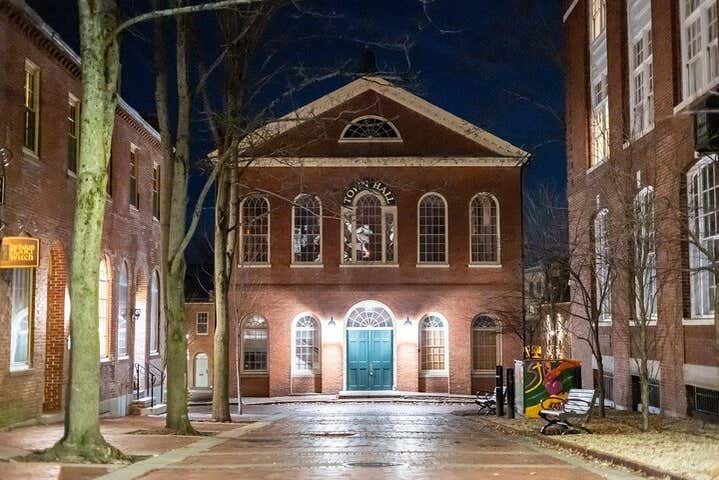 Edificio vittoriano a Salem di sera
