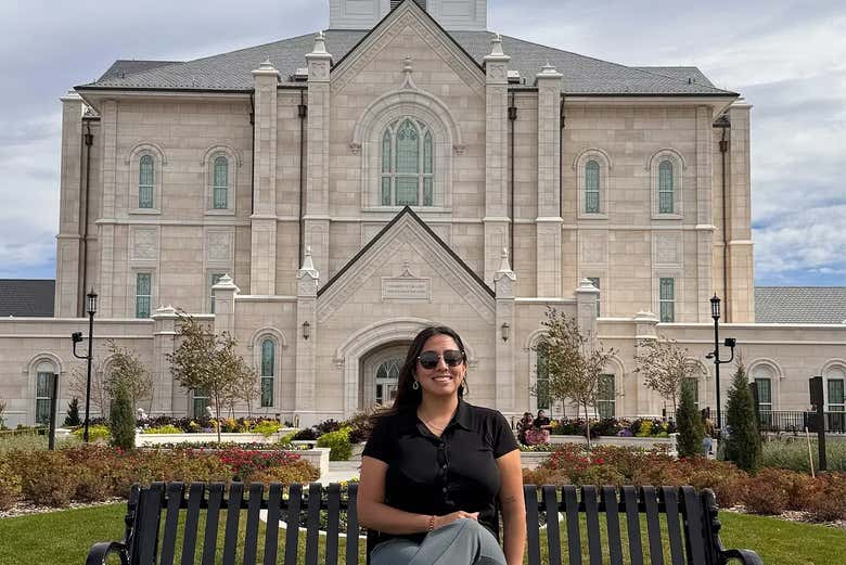 Frente al Templo de Taylorsville