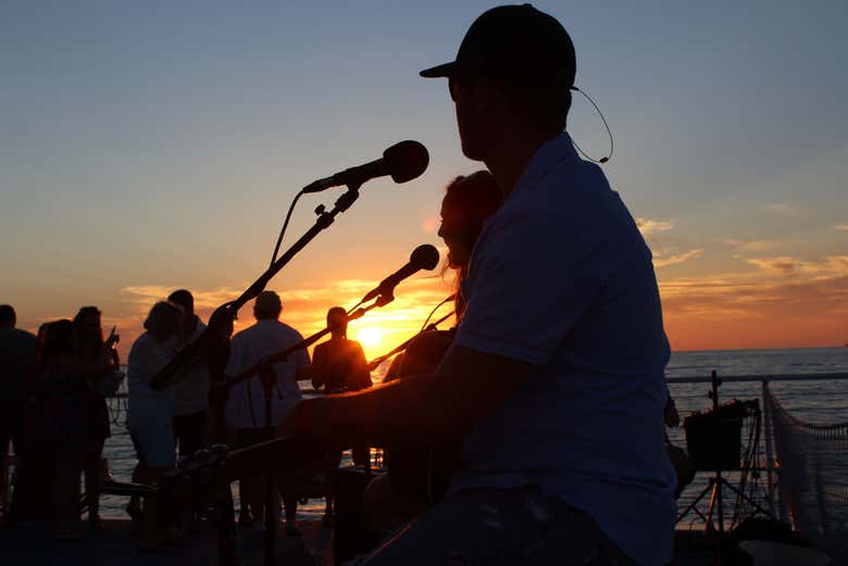 Escucharéis música en directo durante el paseo al atardecer
