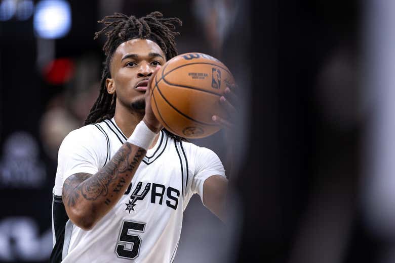 El baloncestista Stephon Castle jugando durante el partido