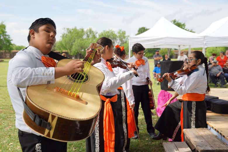 Hombres cantando canciones tradicionales