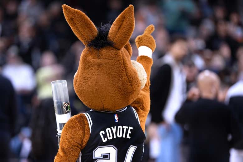 El Coyote animando al público