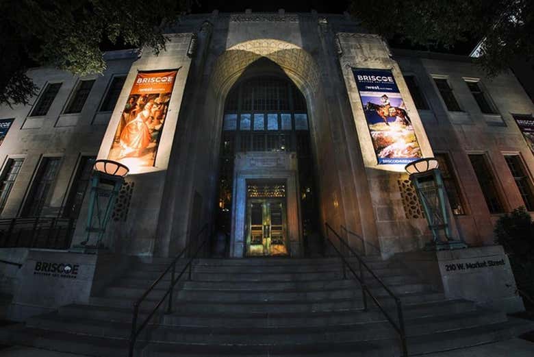See the city's landmarks