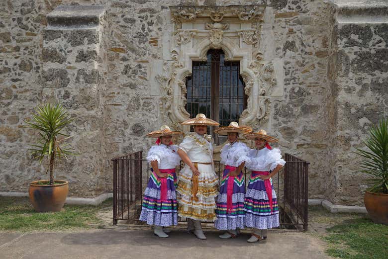 Mujeres vestidas con trajes tradicionales