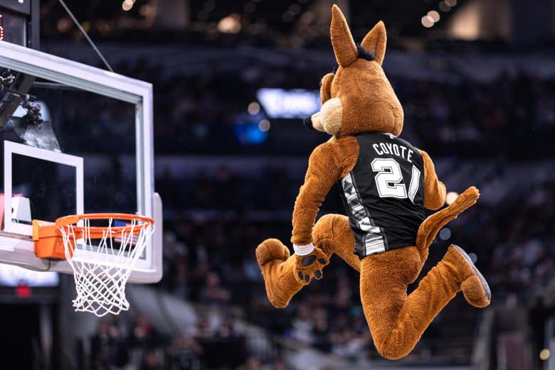 El Coyote, la mascota oficial de los San Antonio Spurs