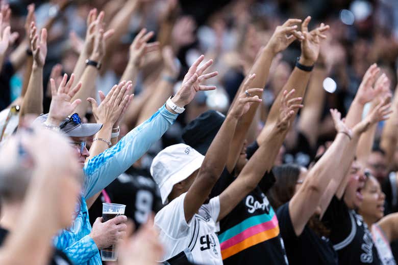 Espectadores disfrutando del partido de la NBA