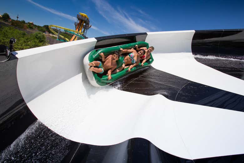 ¡A toda velocidad por el tobogán de agua!