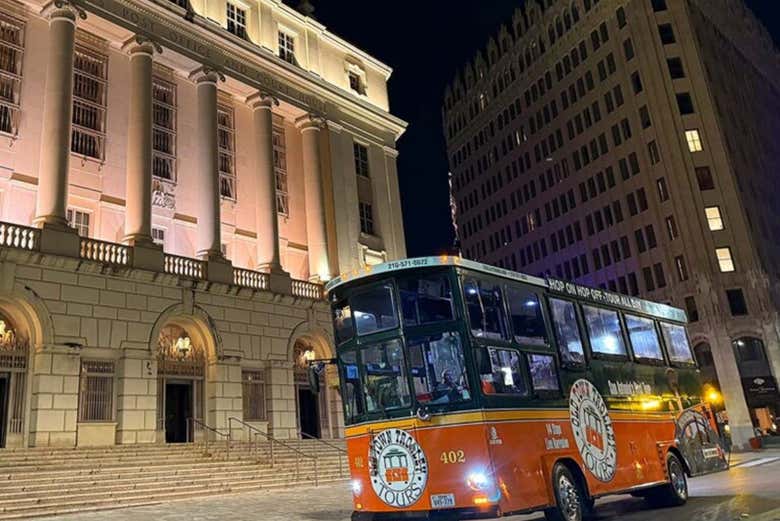 El trolebús turístico recorriendo San Antonio por la noche