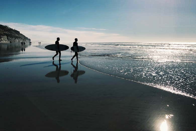 Praticando surfe em San Diego