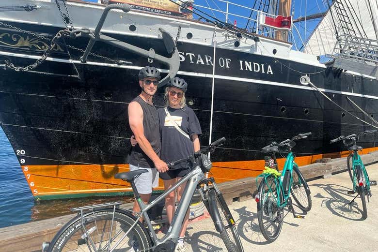 Avec les vélos devant un bateau