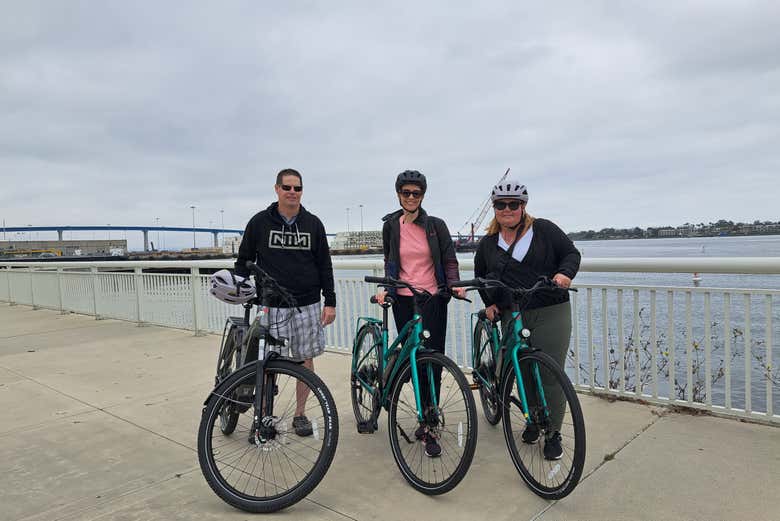 Avec les vélos le long de la promenade de San Diego