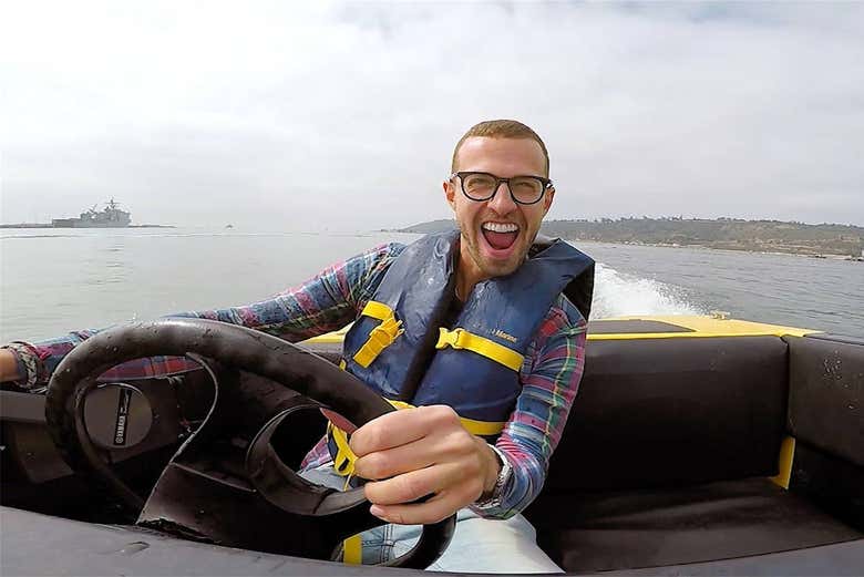 Conduciendo la lancha rápida