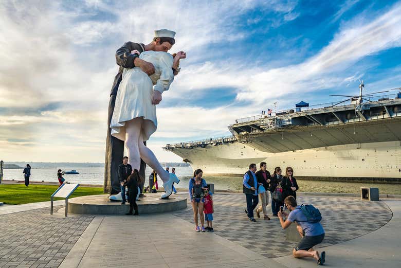 Statut à côté de l'USS Midway