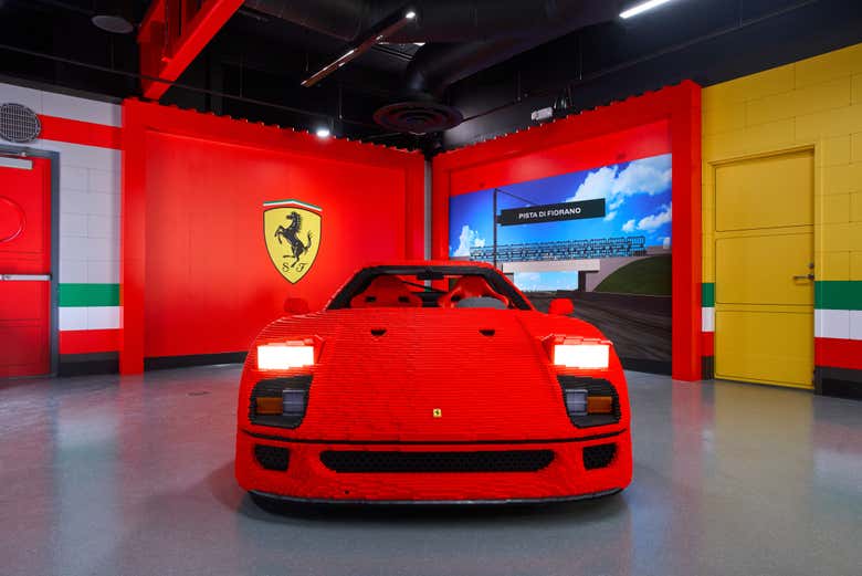 Ferrari em tamanho real feito com peças de Lego