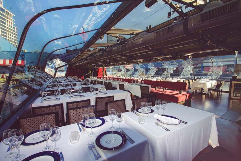 Interior del restaurante del crucero