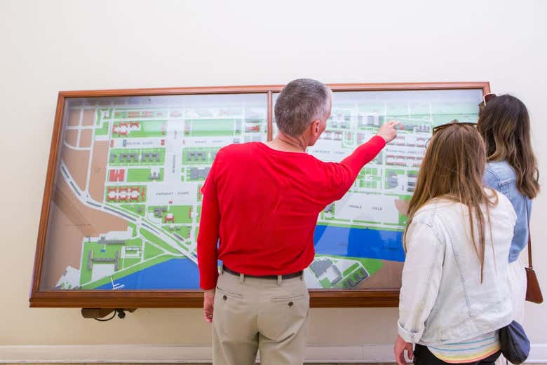 Osservando una mappa di Liberty Station