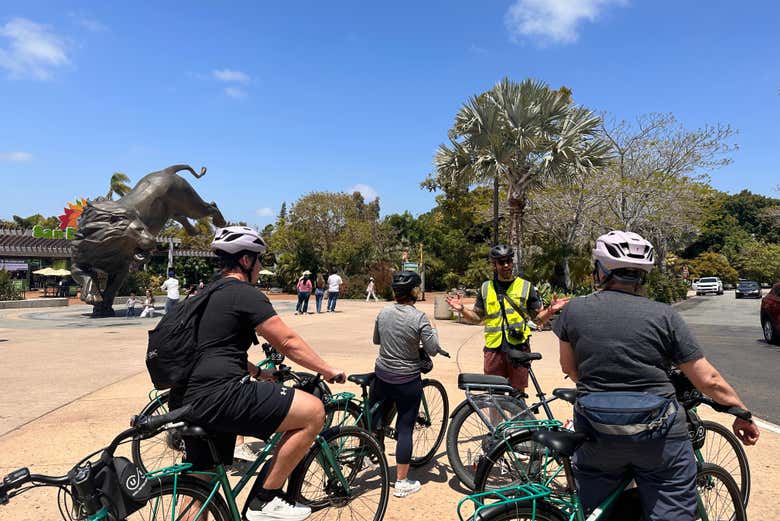 Passando em frente ao zoológico de San Diego com as bicicletas