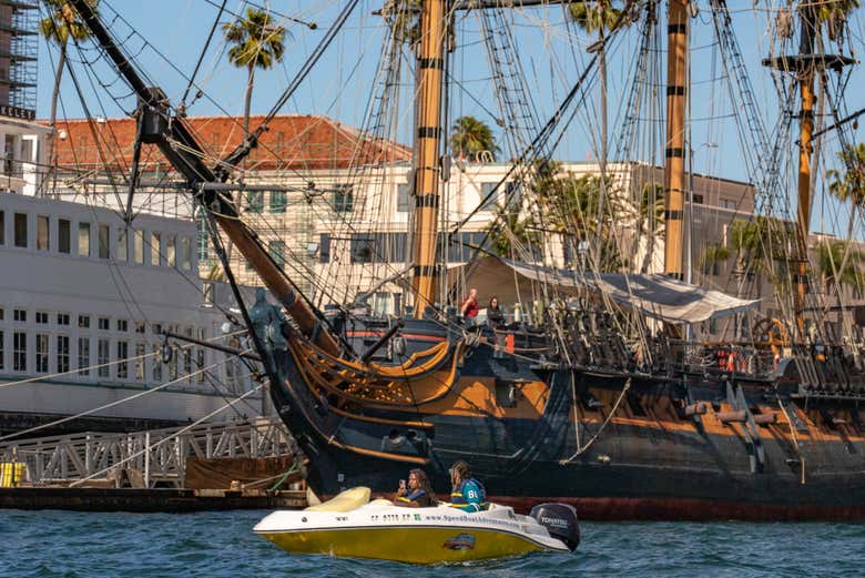 Saviez-vous qu'il y a de vrais bateaux de pirates dans la baie ?