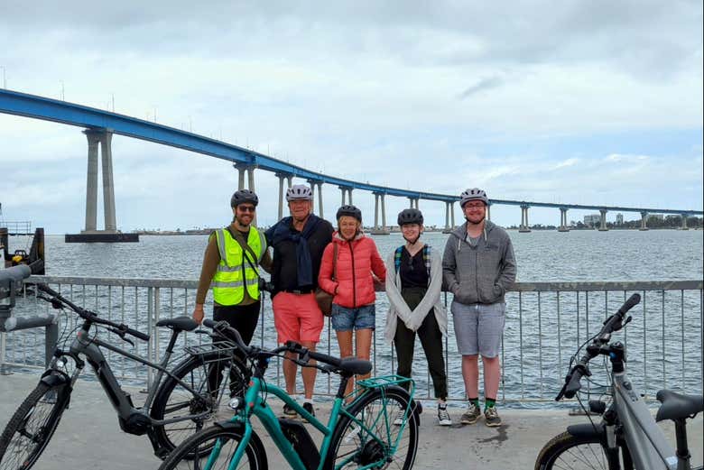 Posando em frente a uma ponte de San Diego com as bicicletas