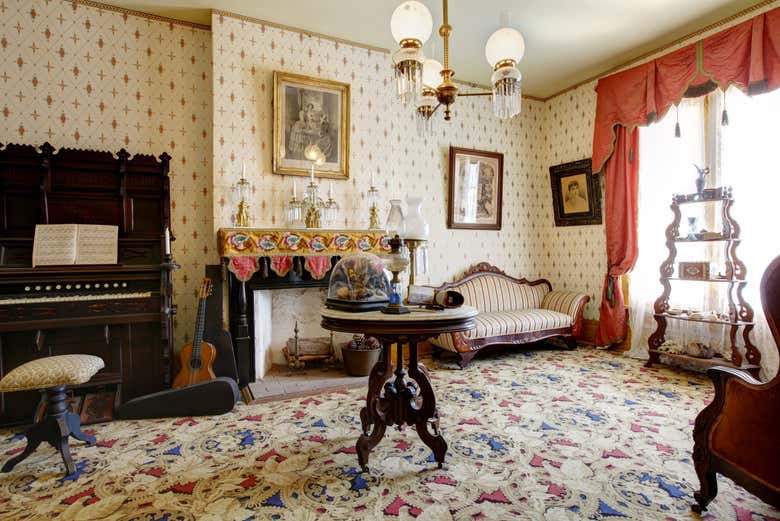 Explorando los salones de Whaley House