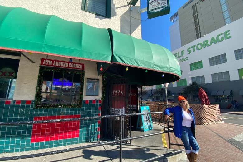 Posando ante el bar Tivoli, en Gaslamp Quarter