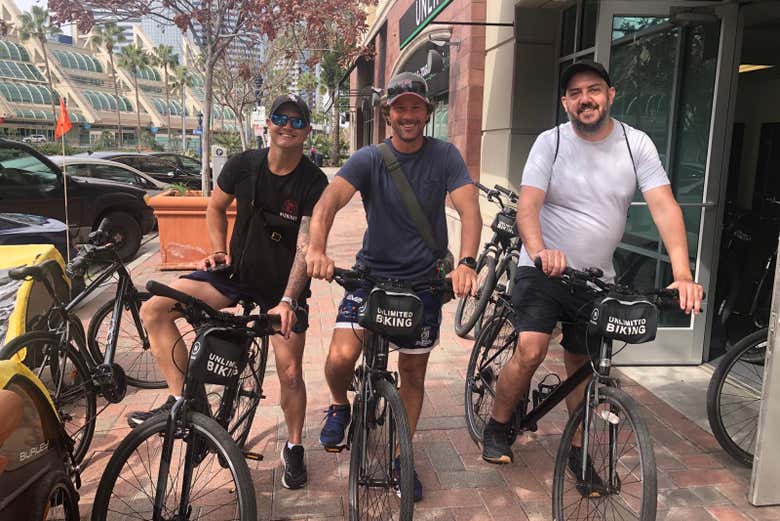 Trois amis s'amusant à vélo