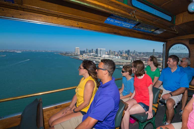 Subidos en el trolebús turístico de San Diego