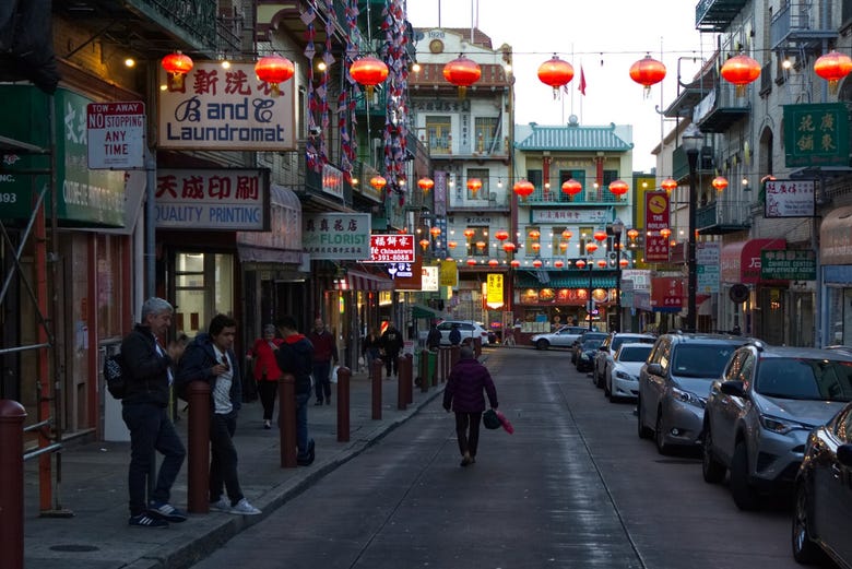 Chinatown al anochecer