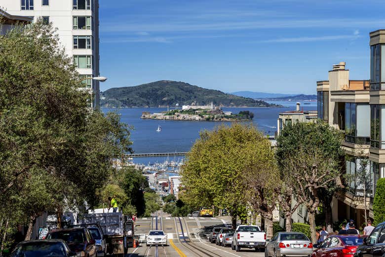 Calles de North Beach con vistas a Alcatraz