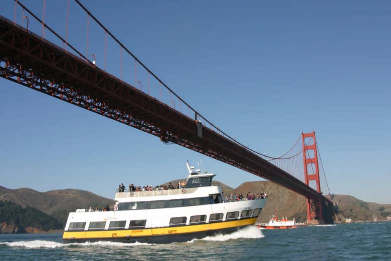 El barco pasando bajo el puente de San Francisco