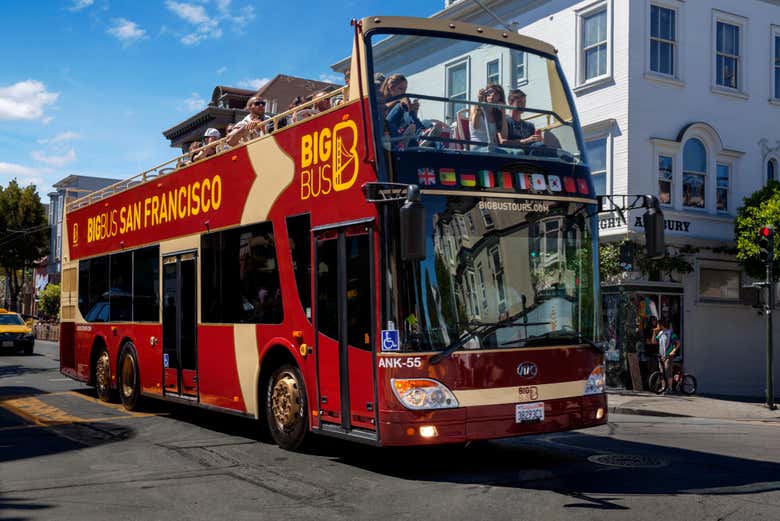 Desfrutando do ônibus turístico Big Bus