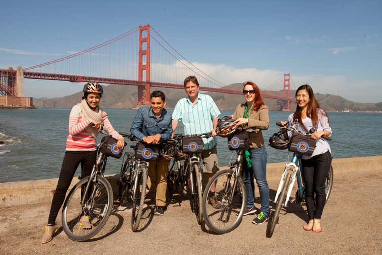 Foto di gruppo durante il tour di San Francisco in bici