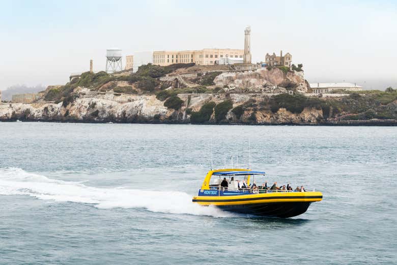 RocketBoat con la Isla de Alcatraz de fondo 