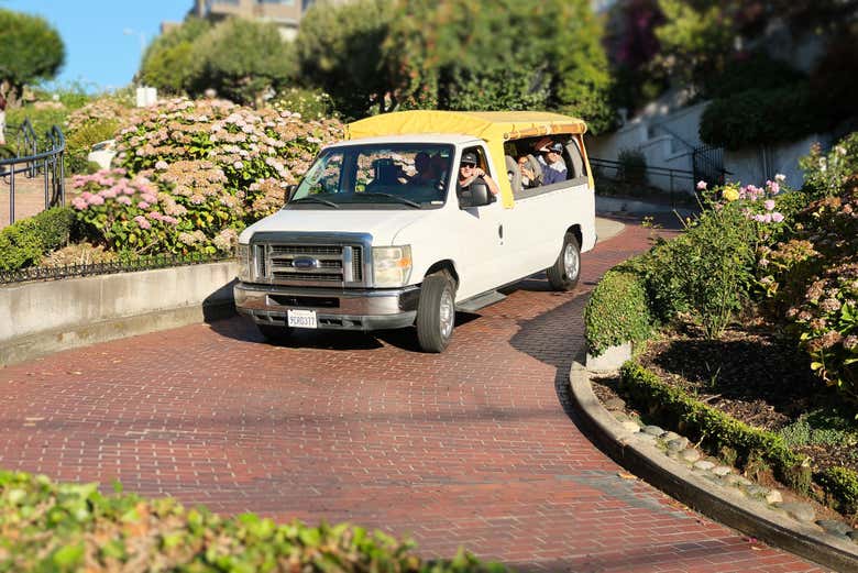 Zoom down San Francisco's "Crooked Street"