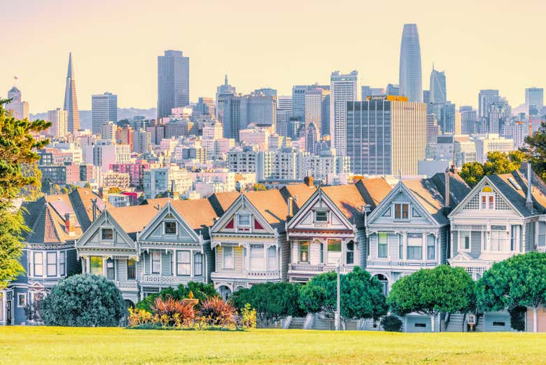 Painted Ladies e edifícios ao fundo