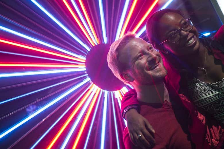 Una pareja visitando el Exploratorium
