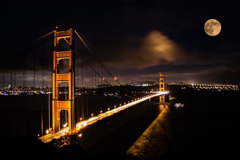 La Luna sobe el Golden Gate