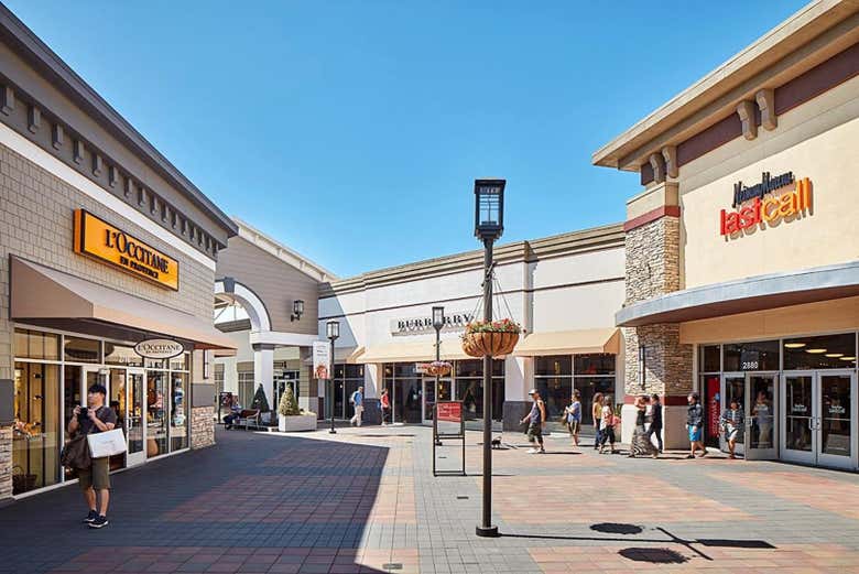 Ruas repletas de lojas no San Francisco Premium Outlets
