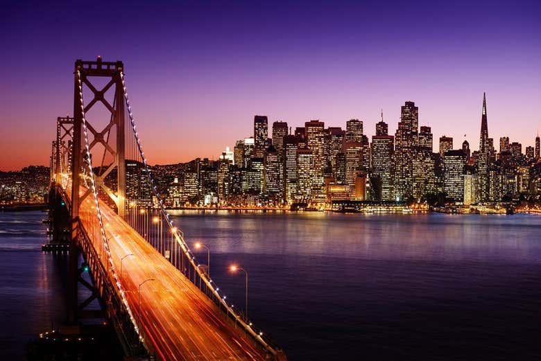 San Francisco e il ponte illuminati di notte
