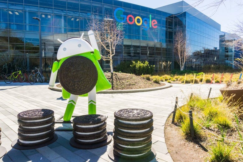 Figuras de Android frente a la sede de Google
