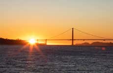 Passeio de barco ao entardecer pela baía de São Francisco
