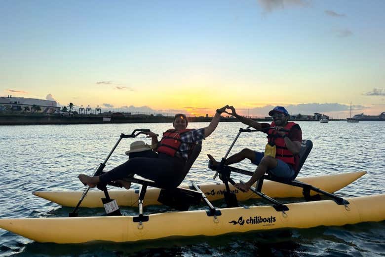Uma foto do pôr do sol sobre a lagoa do Condado