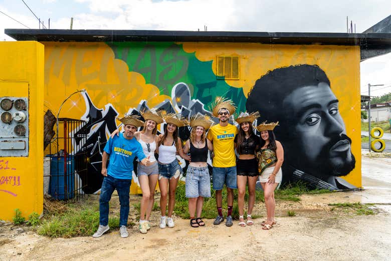 En el colorido mural de Benito